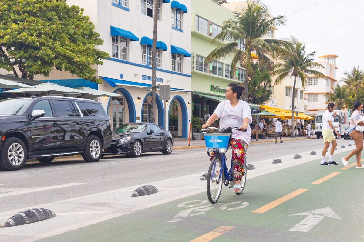 Personne qui fait du vélo à Ocean Drive Miami