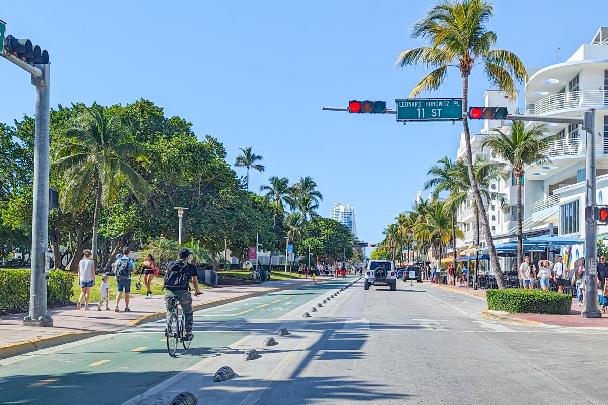 Personne qui fait du vélo à South Beach Miami